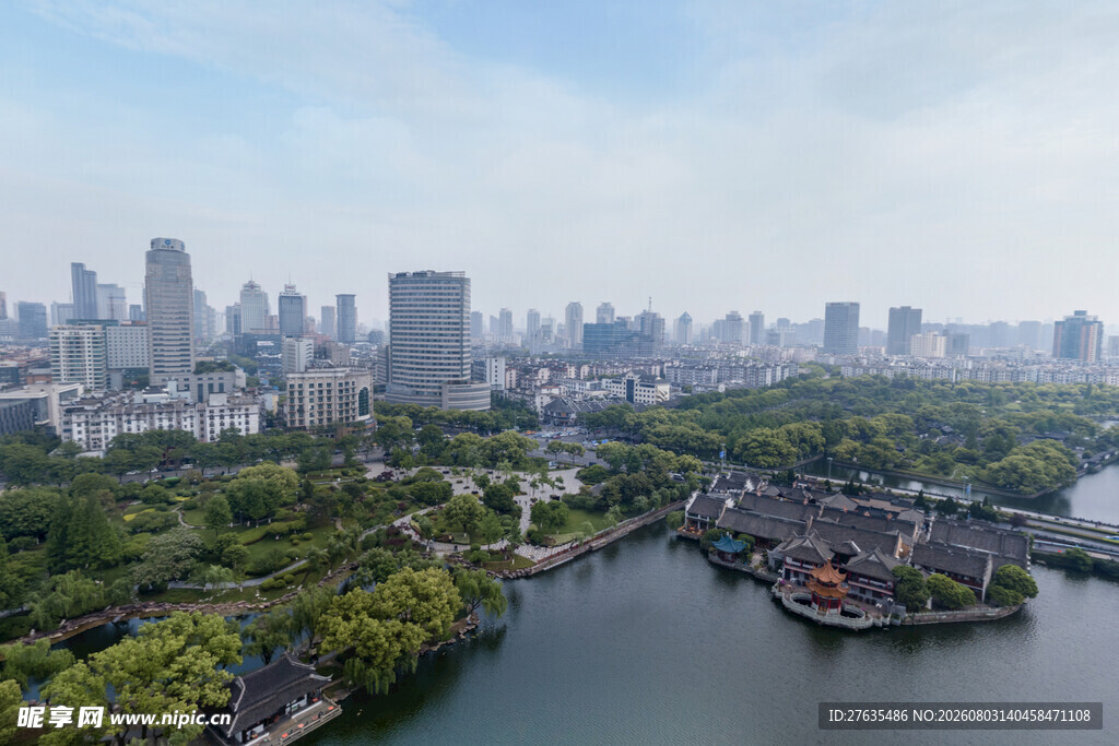 城市河畔风光俯瞰图