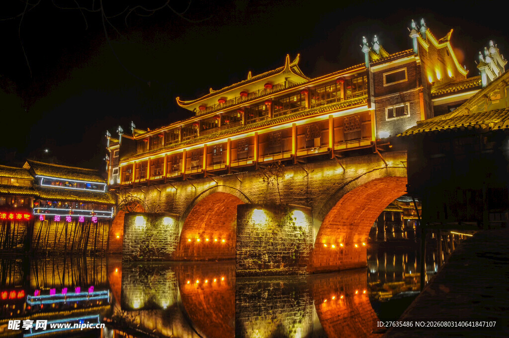 古桥夜景灯火辉煌映水面