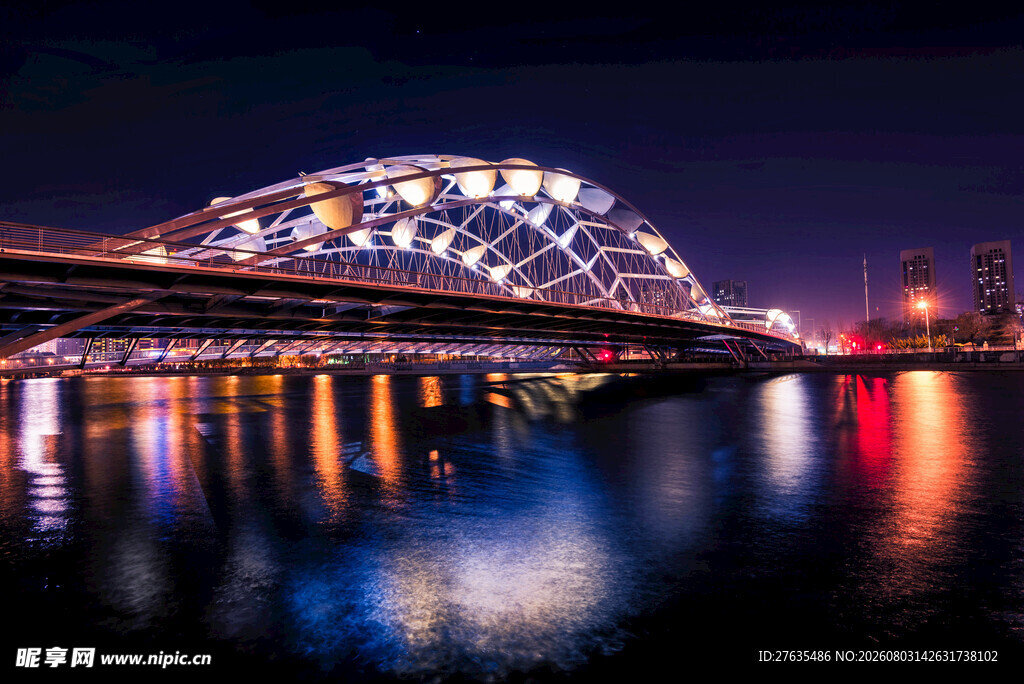 夜晚璀璨桥梁倒影景观