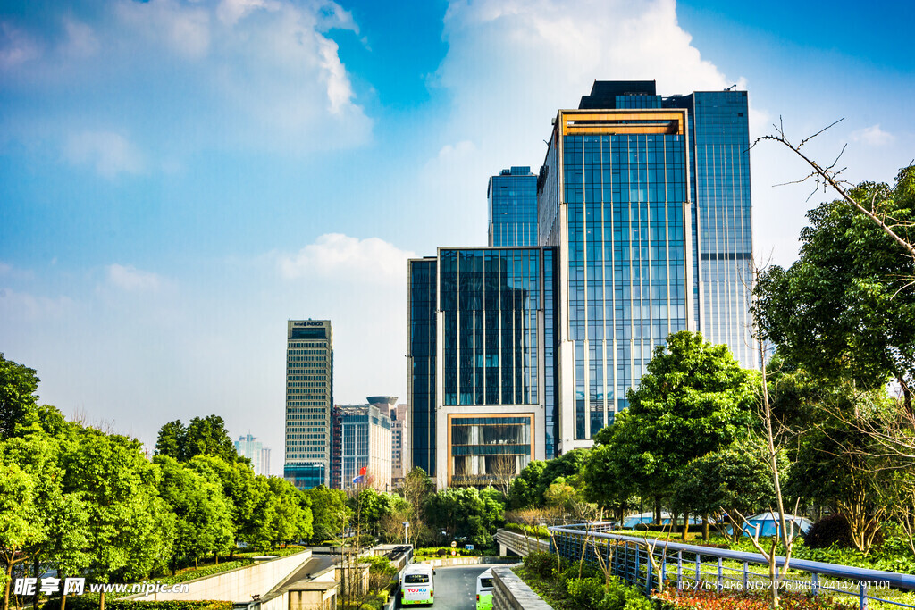 城市河畔的现代高楼景观