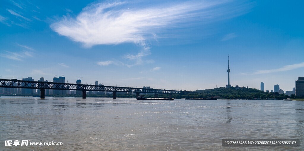 河畔城市风光美景