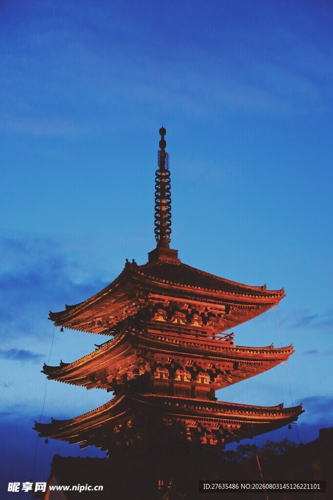 夜幕下的日本传统塔楼