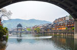 拱桥下的江南水乡美景