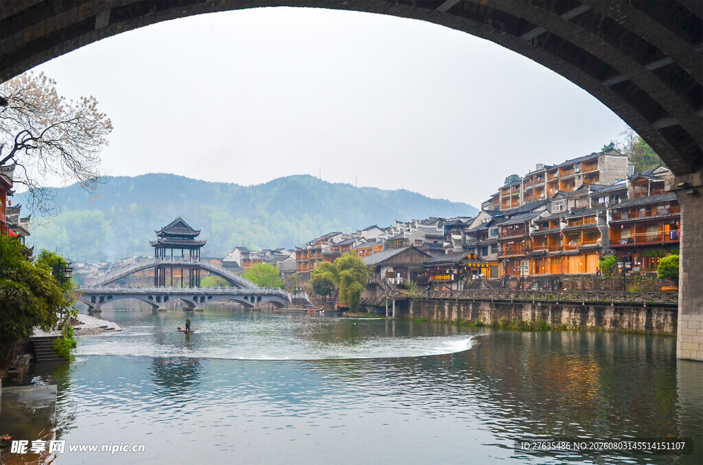 拱桥下的江南水乡美景