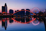 城市河畔夜景与绚丽桥梁