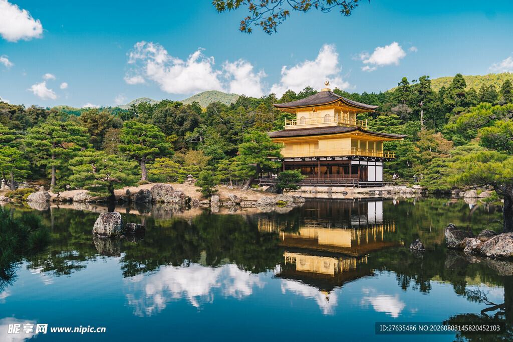 湖畔金亭映景