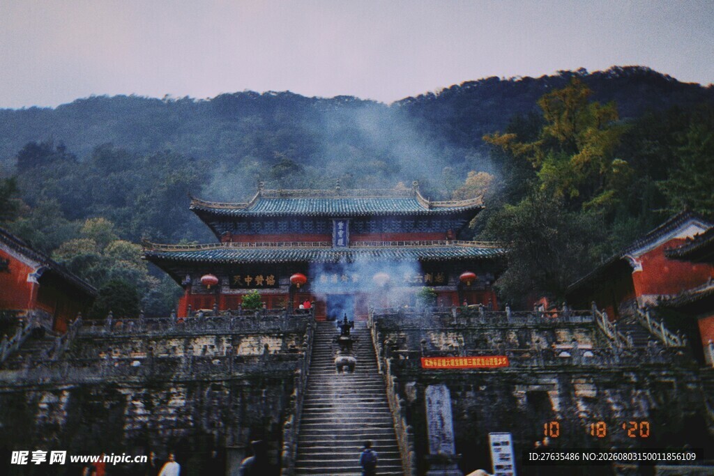 古寺香火盛信众祈福忙