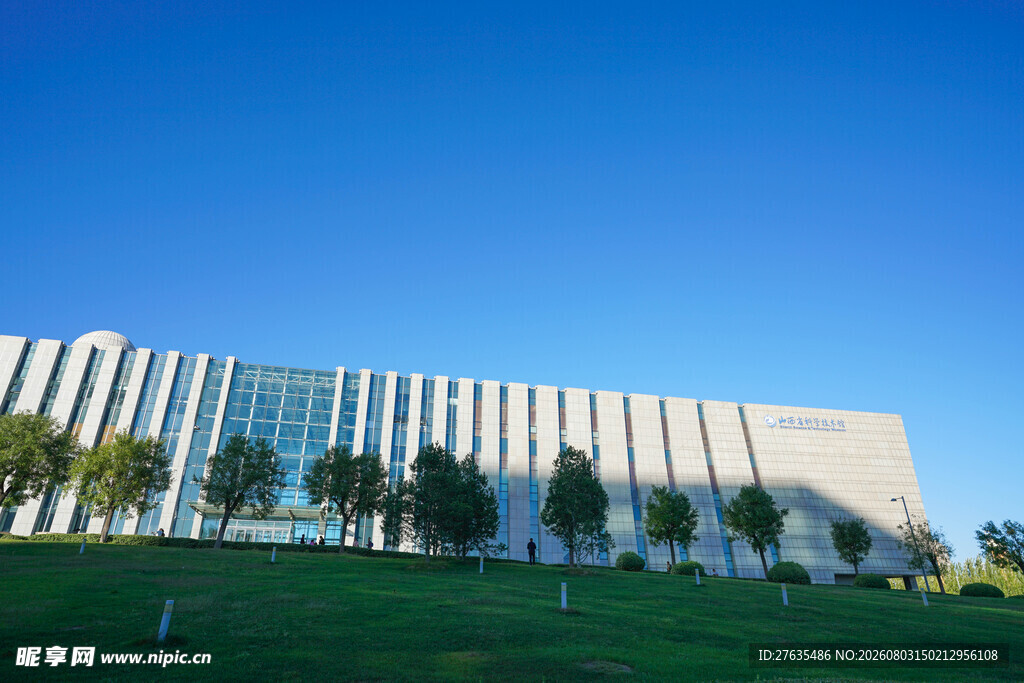 现代建筑与蓝天绿地景观