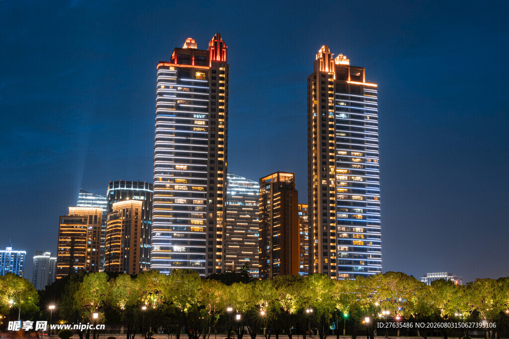夜幕下的璀璨都市高楼