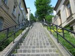 石板阶梯旁的欧式建筑风景