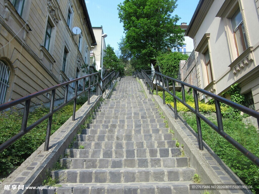 石板阶梯旁的欧式建筑风景