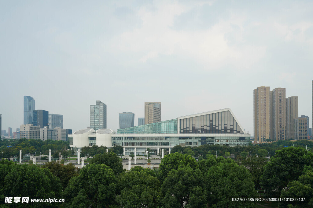 城市天际线与葱郁绿植