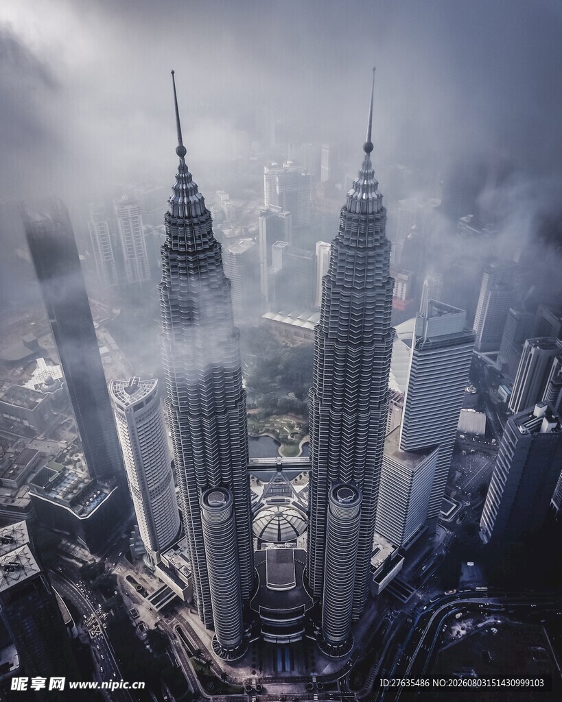云雾中的摩天大楼景观