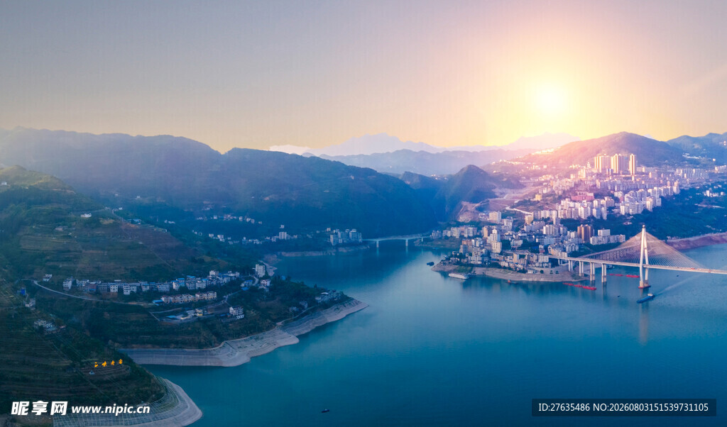夕阳下的山水城市美景