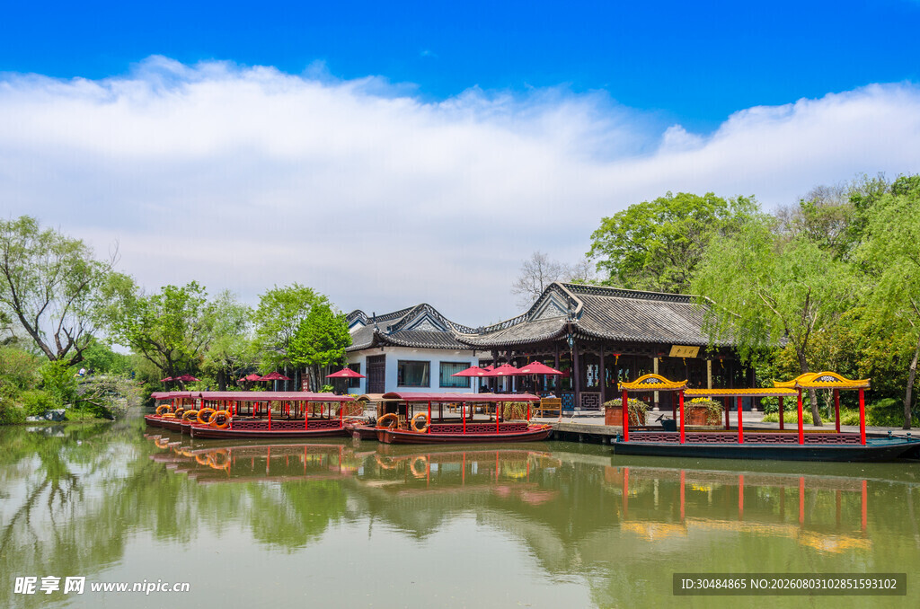 江南水乡游船景色如画