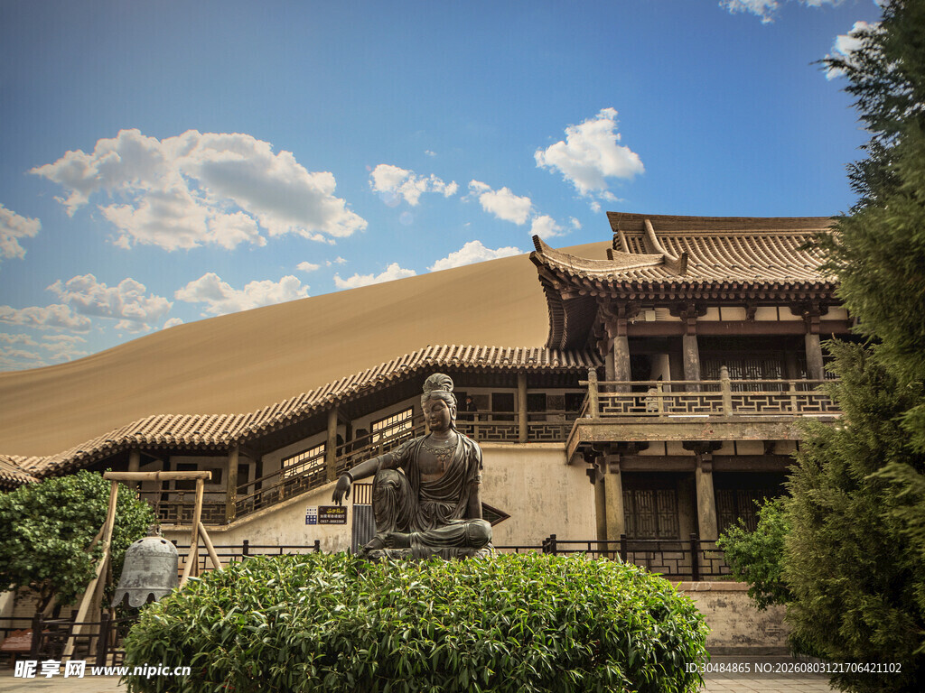 敦煌古建筑与沙漠景观