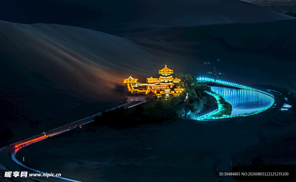 鸣沙山月牙泉