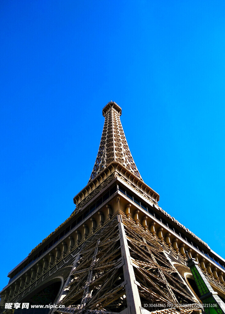 埃菲尔铁塔仰视美景