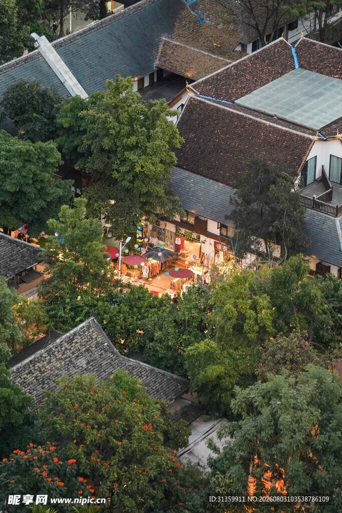 屋顶下的温馨烟火场景