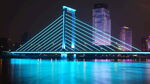 城市夜景中的璀璨桥梁