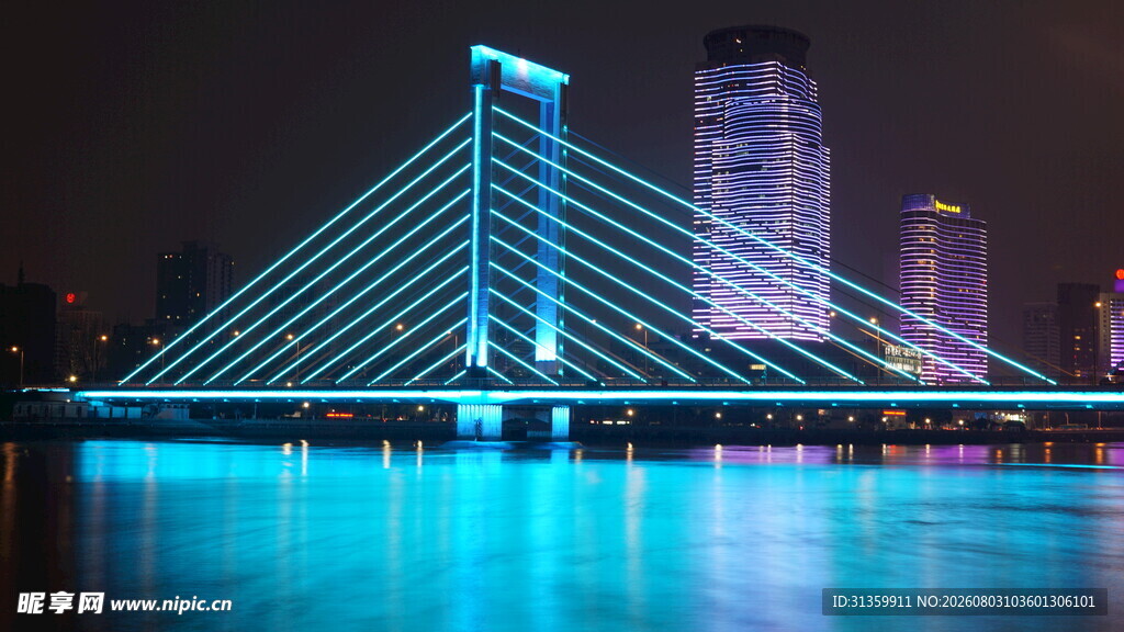 城市夜景中的璀璨桥梁