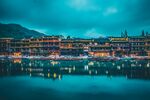 湖畔古镇夜景静谧如画