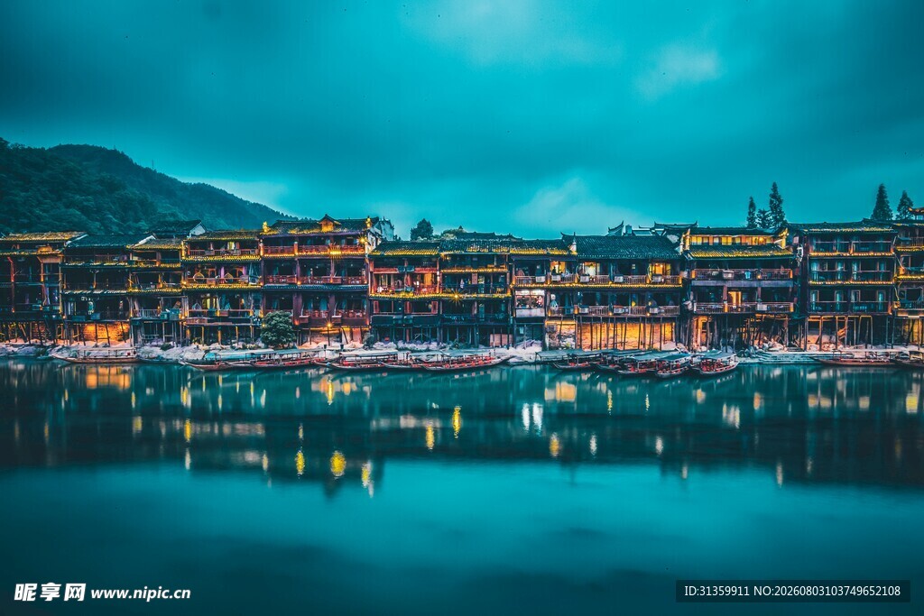 湖畔古镇夜景静谧如画
