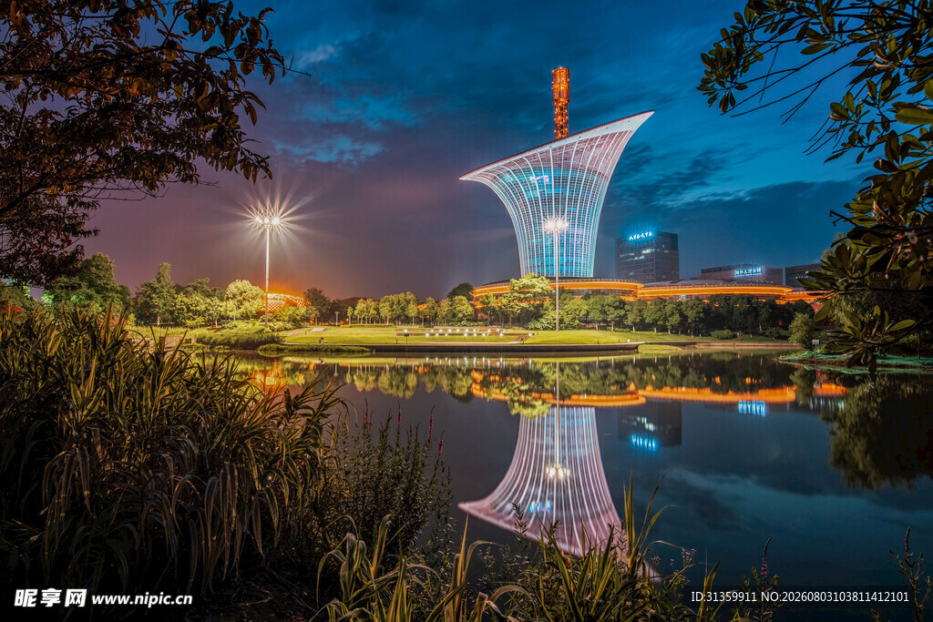 湖畔夜景中的独特建筑倒影