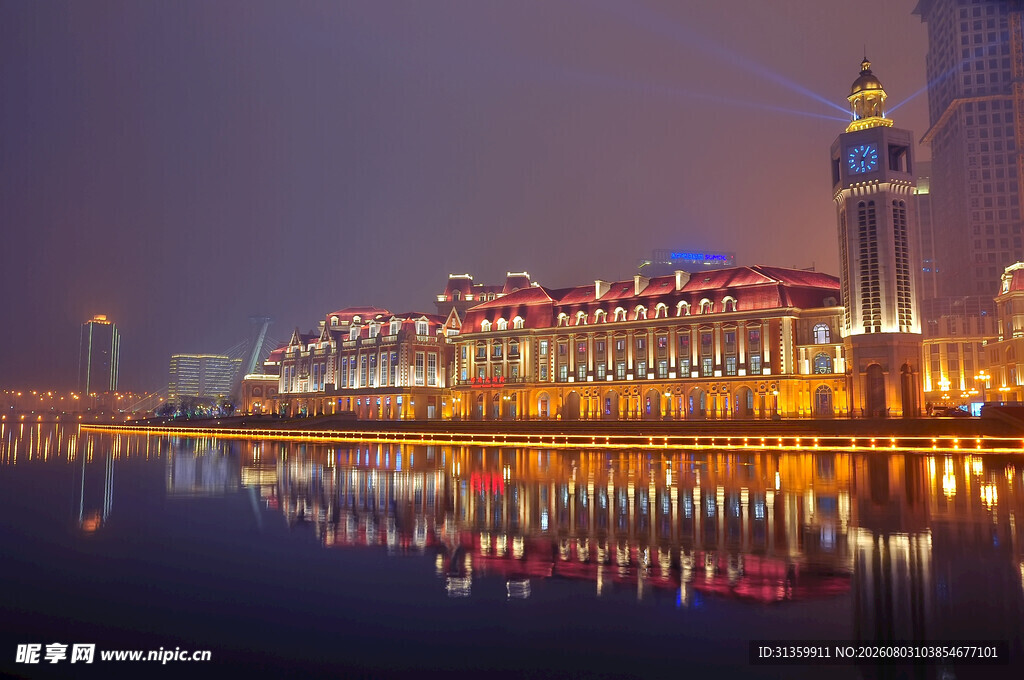 夜幕下的城市河畔璀璨风光