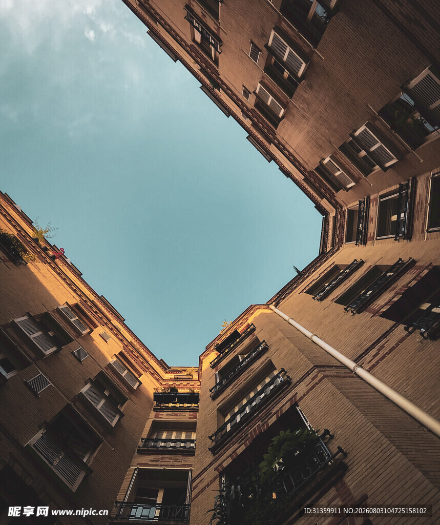 仰视老旧居民楼建筑景观