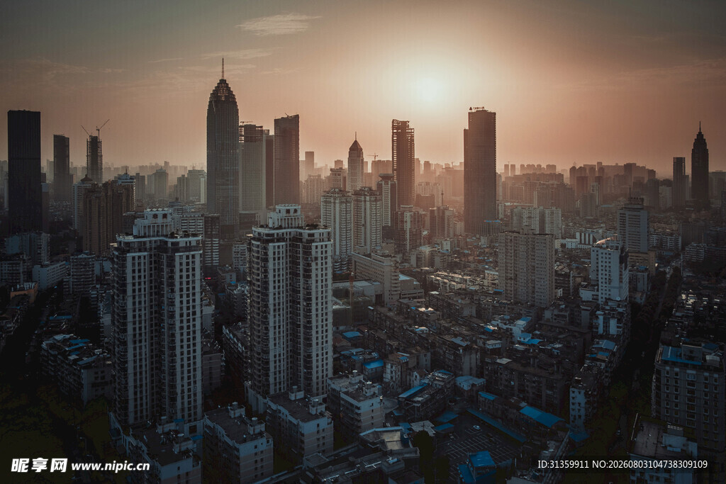 夕阳下的繁华都市天际线