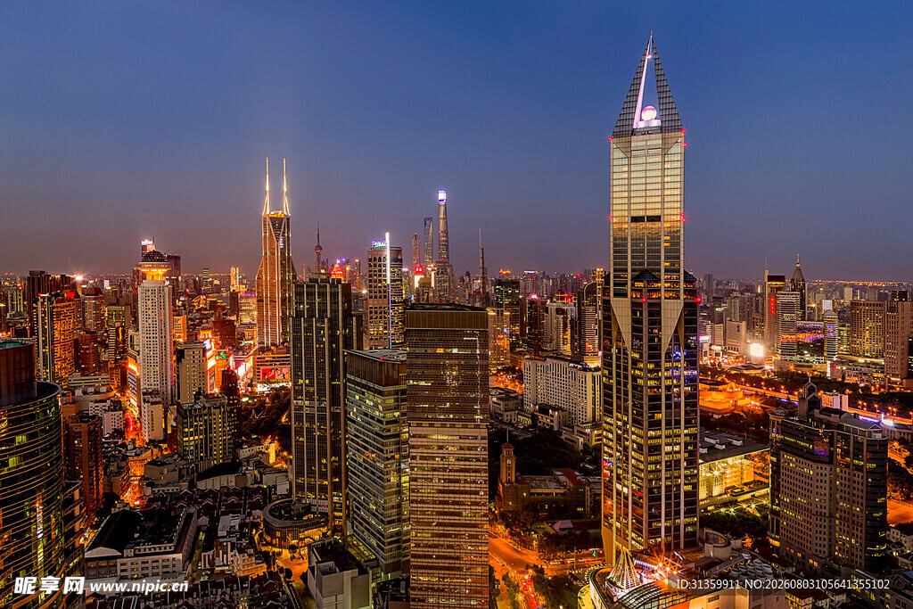 繁华都市夜景璀璨高楼