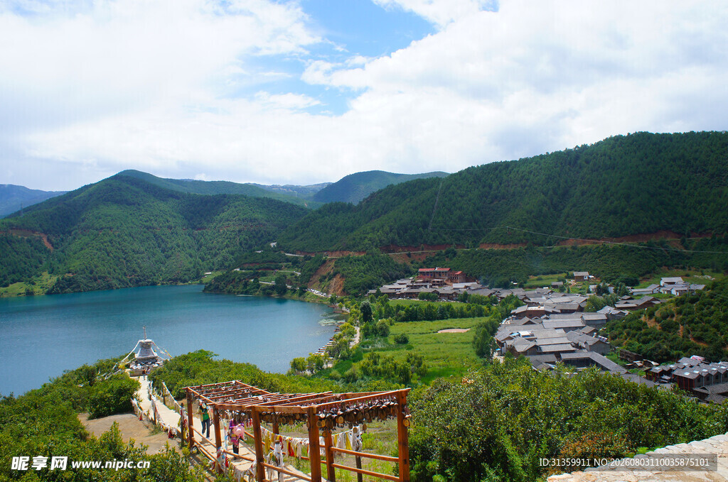 湖畔山城美景