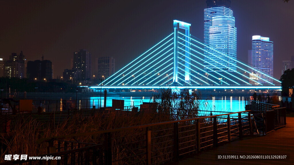 城市夜景中的绚丽桥梁