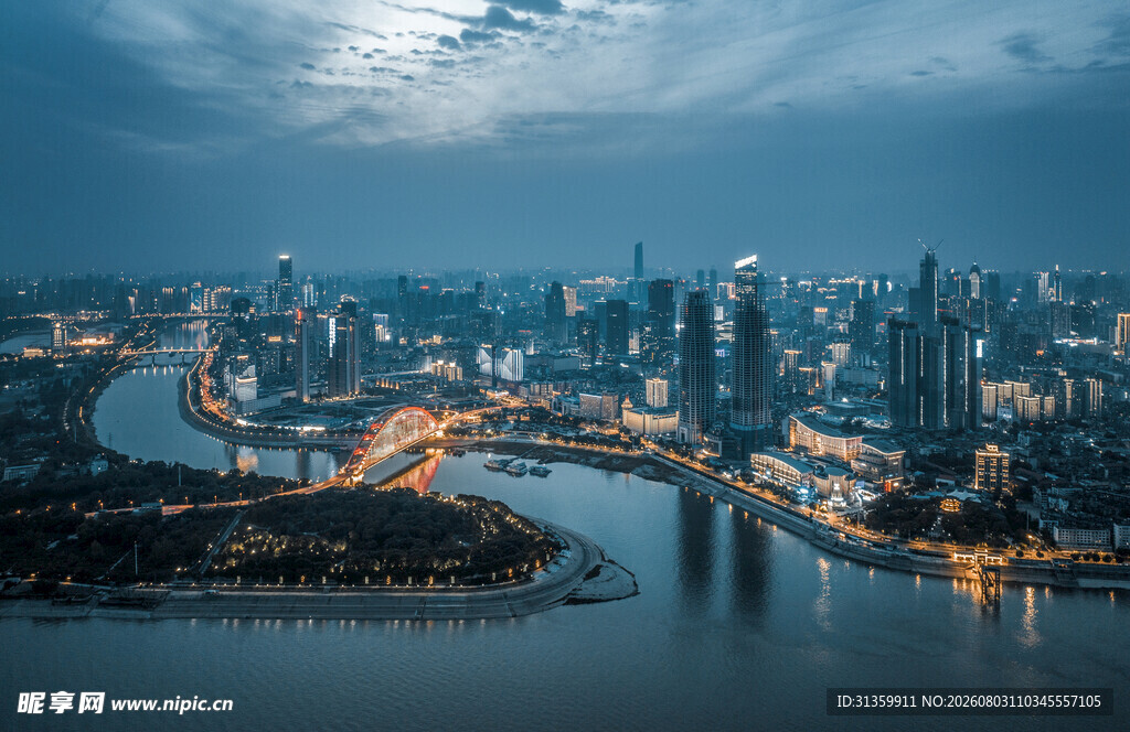 城市夜景璀璨的河畔风光