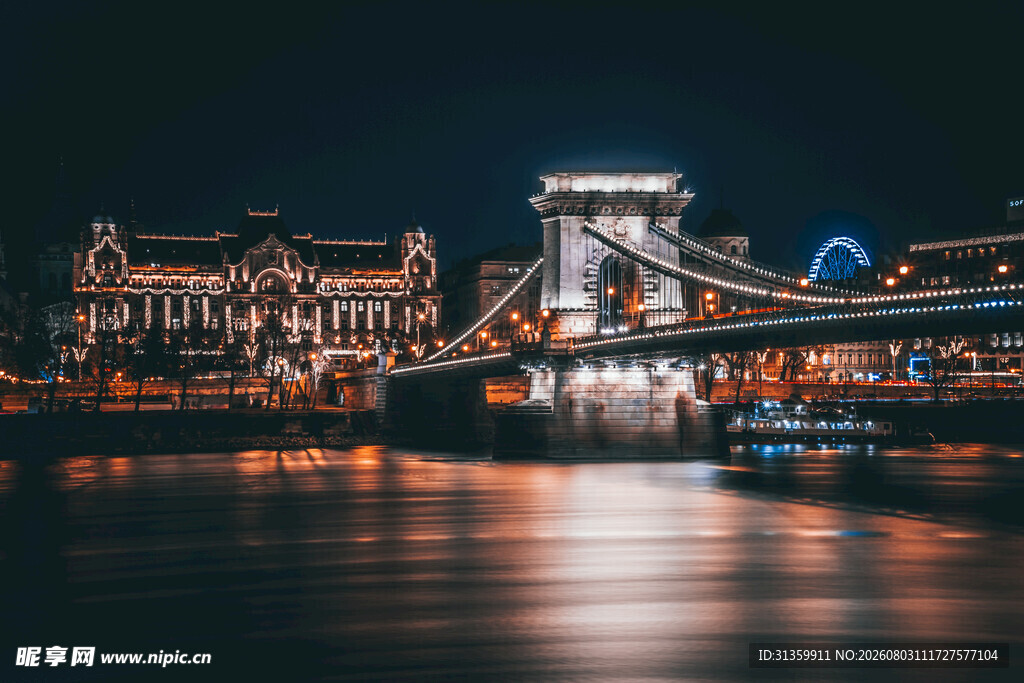 布达佩斯链桥夜景璀璨