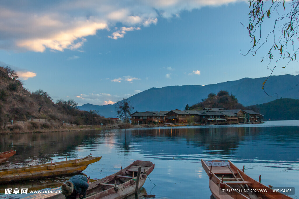 湖畔小船静美湖光山色
