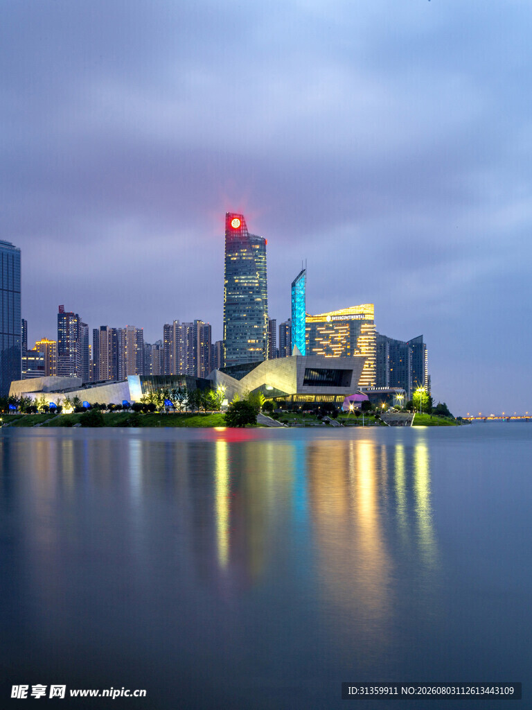 城市湖畔夜景