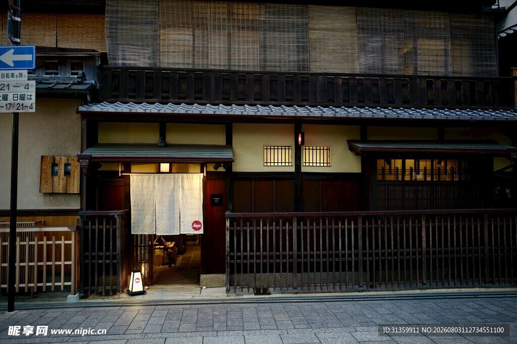 日式传统小店门前景象