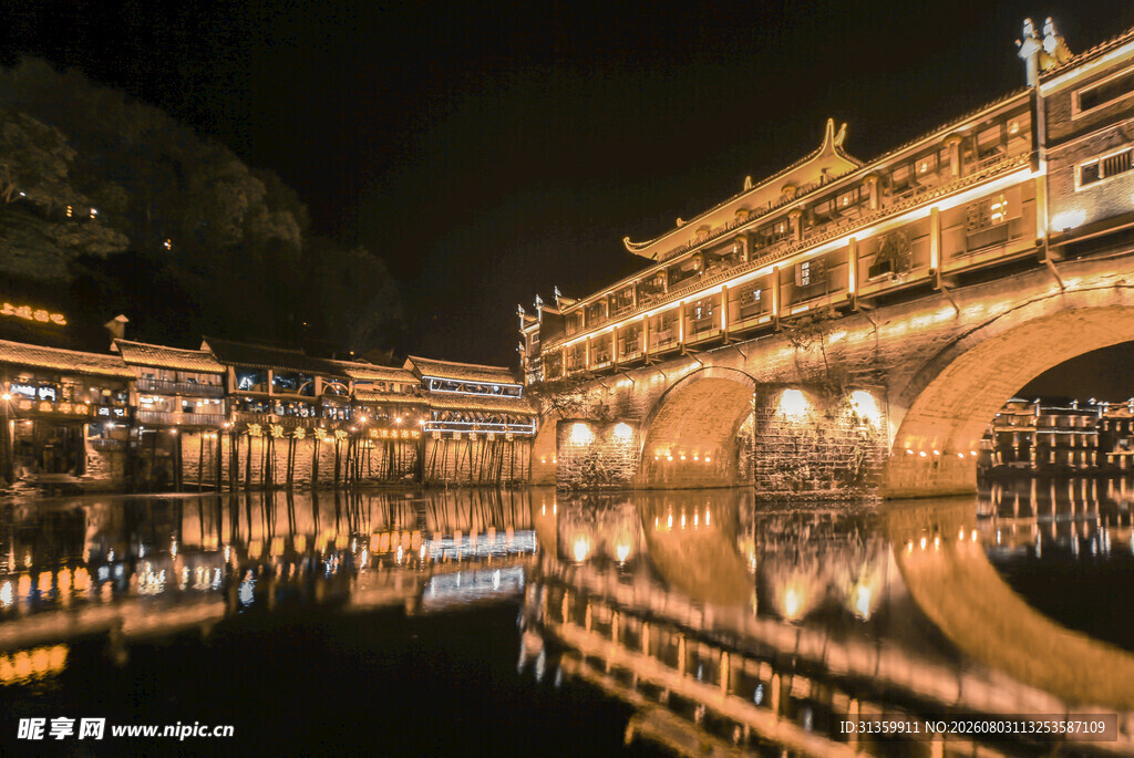 古桥夜景璀璨灯火映水面