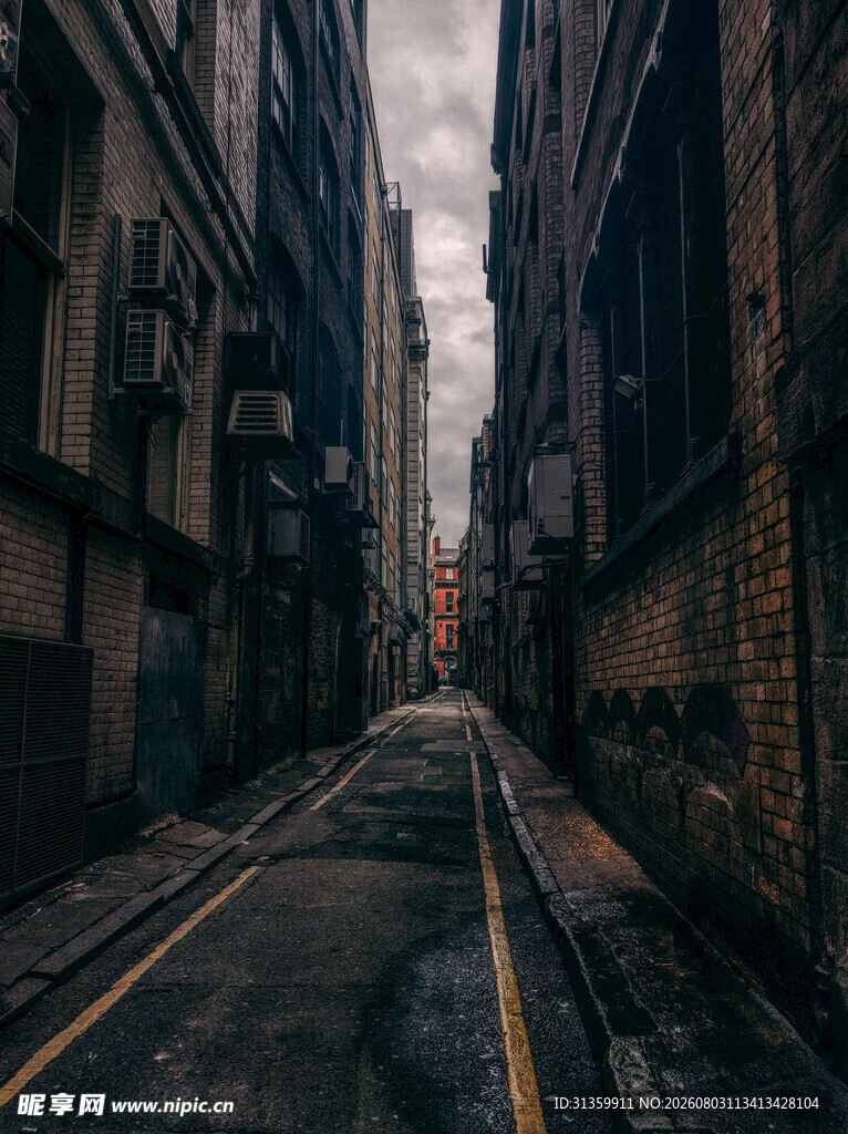 昏暗狭窄的城市废弃小巷