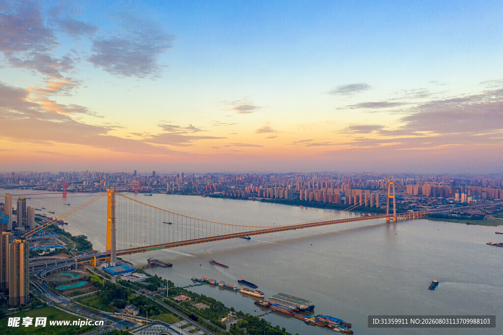 黄昏下的城市跨江大桥美景