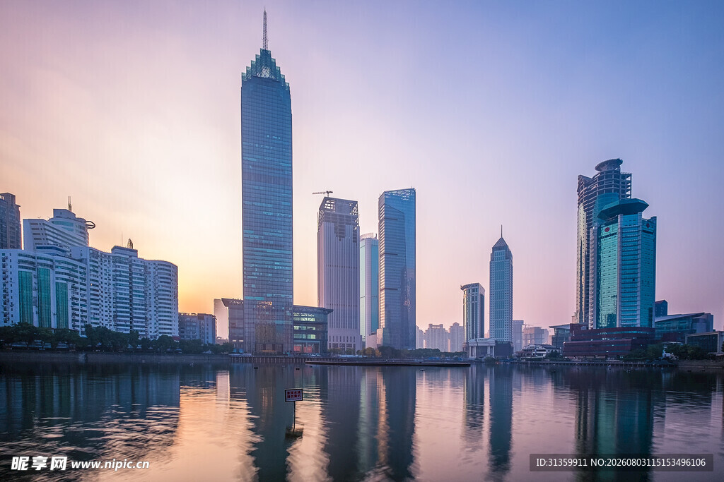城市天际线与水面倒影美景
