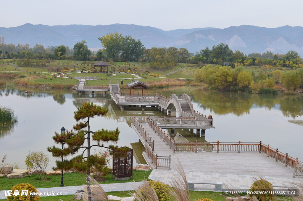 湖畔亭阁美景