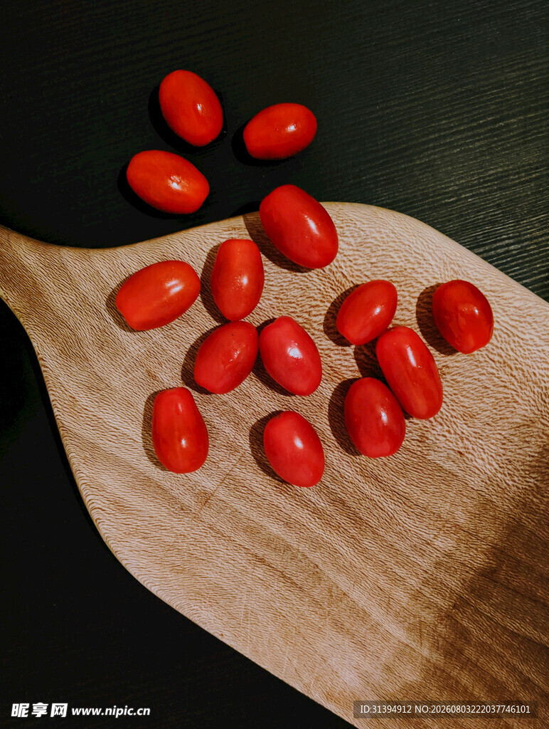 木盘上的红色小番茄