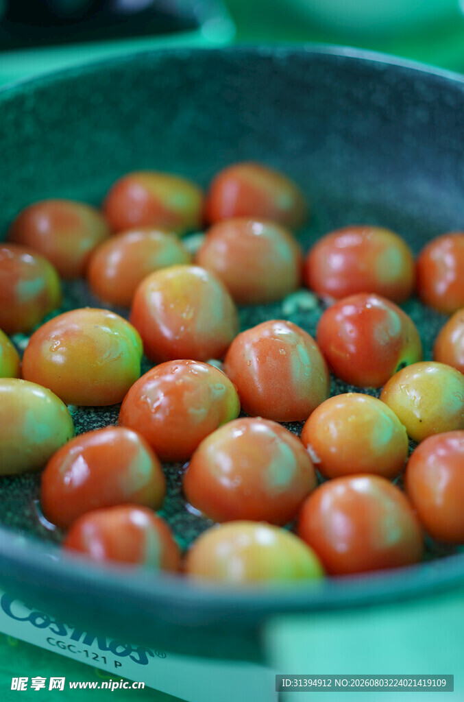 锅中多彩小番茄