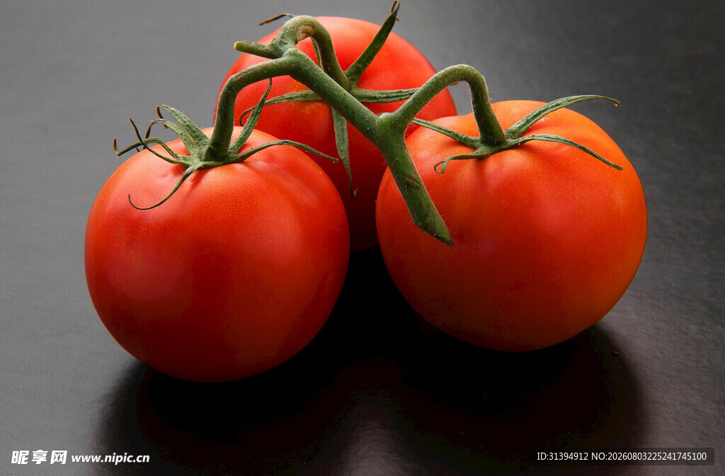 新鲜红番茄饱满色泽诱人