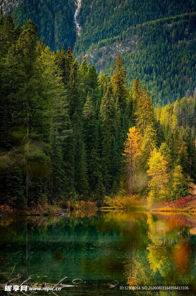 山林间的碧绿湖泊美景