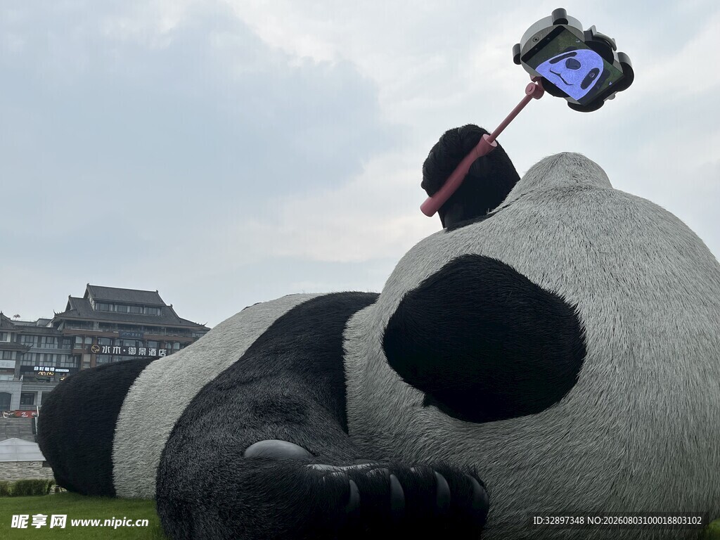 都江堰巨型熊猫雕塑躺卧草地