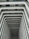 摩天大楼间的深邃建筑通道